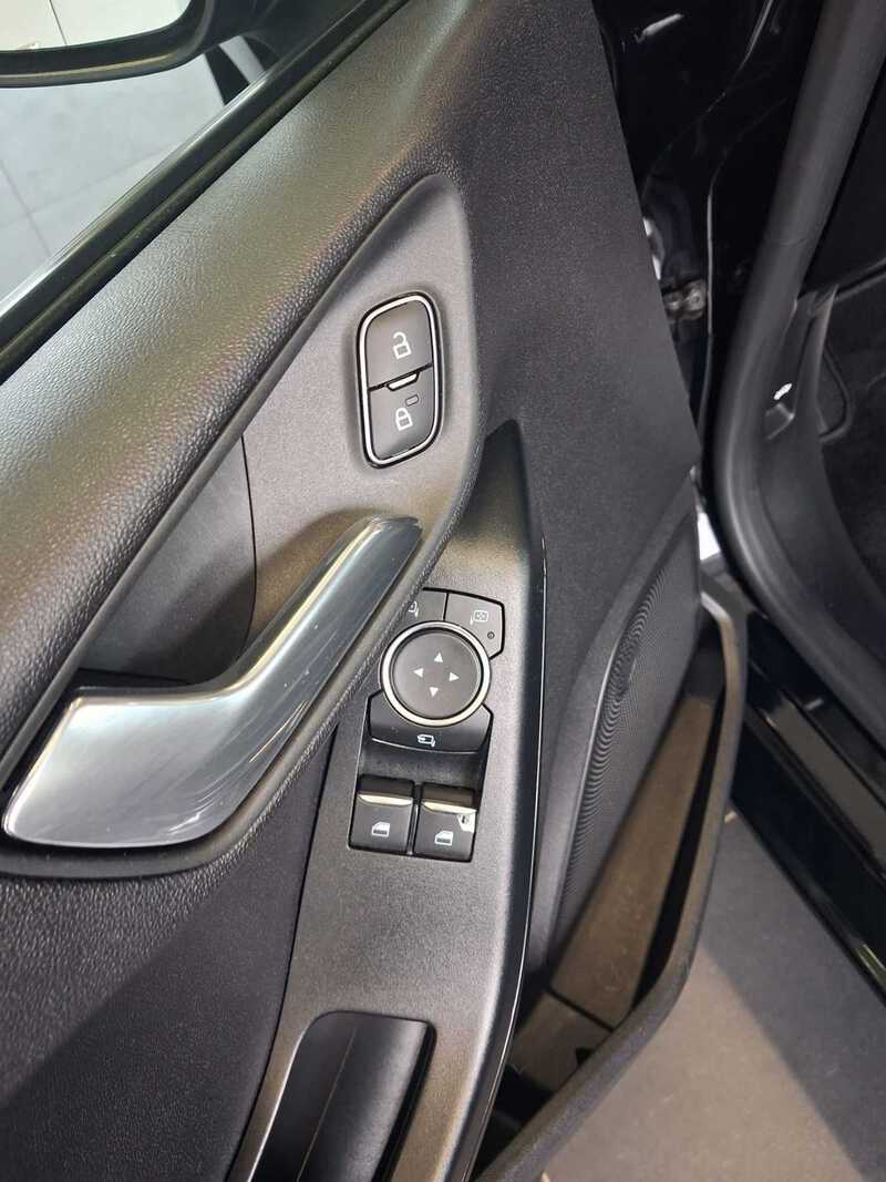 Fahrzeugabbildung Fiesta Automatik Bild 12 von 21
