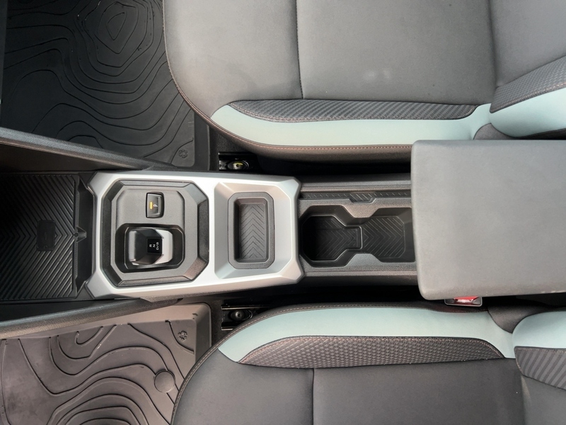 Fahrzeugabbildung Duster 1.6 E-TECH 140 Extreme Bild 15 von 30