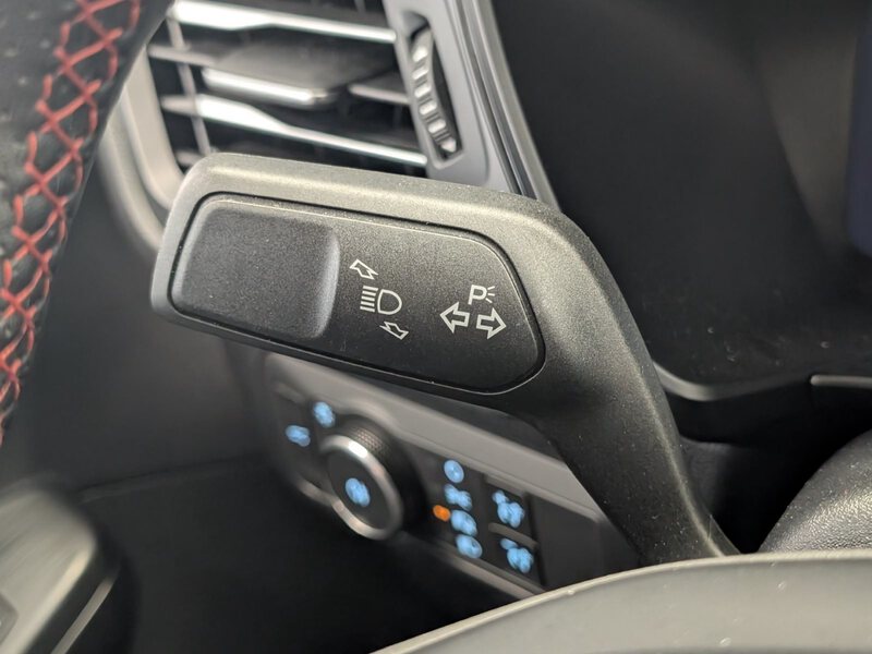 Fahrzeugabbildung Kuga 1.5 EcoBoost ST-Line X 4-Jahre FGS Bild 39 von 47