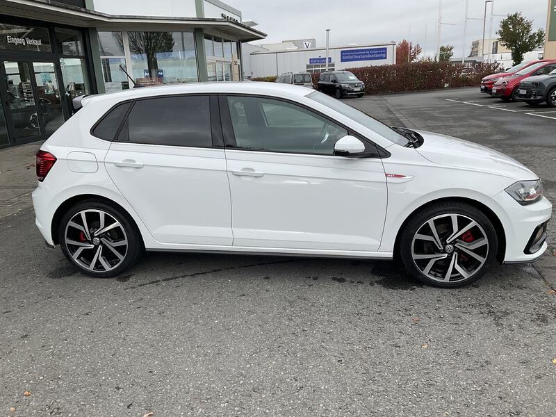 Fahrzeugabbildung Polo *DSG* Navi* 200PS Bild 2 von 21