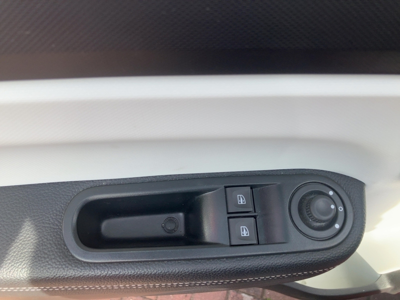 Fahrzeugabbildung Twingo Rückfahrkamera Bild 14 von 18