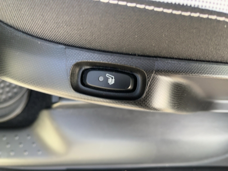 Fahrzeugabbildung Twingo SHZ Kamera Navi Bild 13 von 16