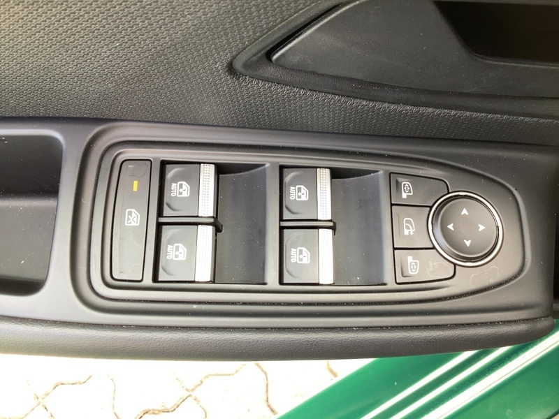 Fahrzeugabbildung Clio Fahrerairbag Bild 18 von 20