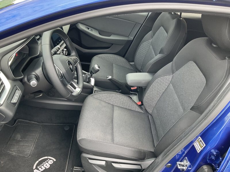 Fahrzeugabbildung Clio *Navi* PDC* Bild 8 von 18