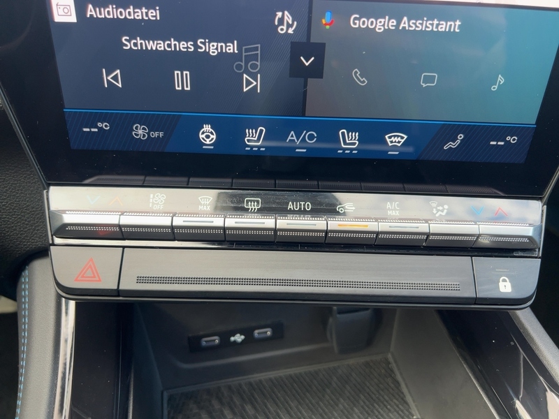 Fahrzeugabbildung Rafale 1.2 E-TECH Plug-in Hybrid 300 Atelier Alpin Bild 13 von 30