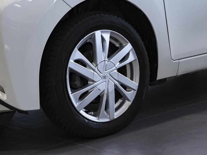 Fahrzeugabbildung Aygo X PDC KLIMA LM-Felgen BT ZV Bild 13 von 15