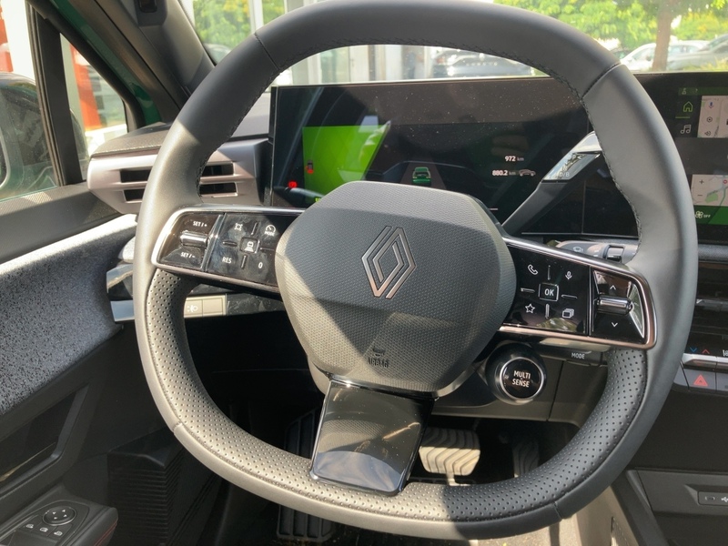 Fahrzeugabbildung Clio Techno Full Hybrid E-Tech 160 Bild 10 von 18