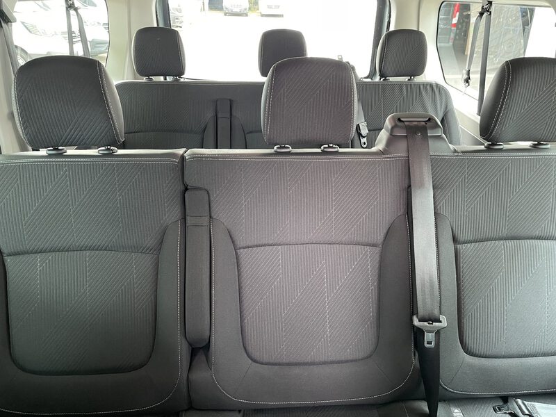 Fahrzeugabbildung Trafic Grand Combi Entry dCi 170 PS EDC Bild 12 von 41