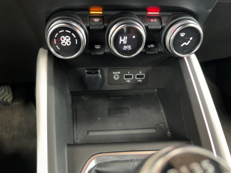 Fahrzeugabbildung Clio Apple CarPlay Rückfahrkamera Bild 17 von 23