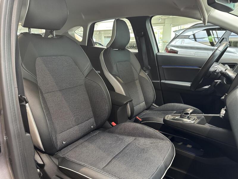 Fahrzeugabbildung Captur INTENS TCe 140 EDC Bild 12 von 50