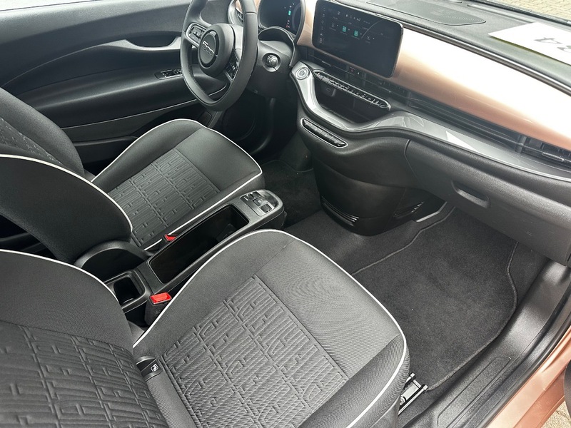 Fahrzeugabbildung 500e 42kWh 118PS Automatik Klimaautomatik DAB+ Bild 12 von 20