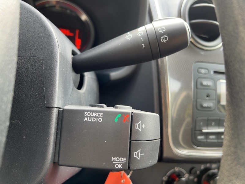 Fahrzeugabbildung Sandero Stepway Essential SCe 75 LED- Bild 17 von 22