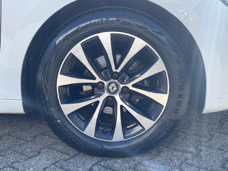 Fahrzeugabbildung Clio Equilibre TCe 90 Bild 8 von 9