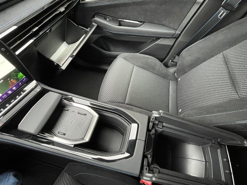 Fahrzeugabbildung Austral Esprit Alpine Full Hybrid E-Tech 200 Bild 26 von 42