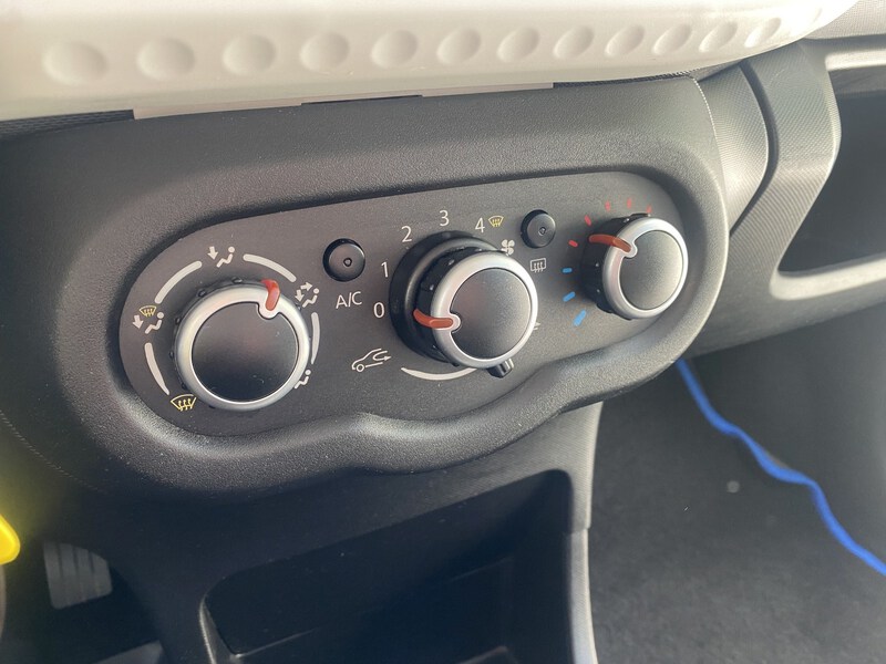 Fahrzeugabbildung Twingo III Entry SCe 70 Bild 13 von 15
