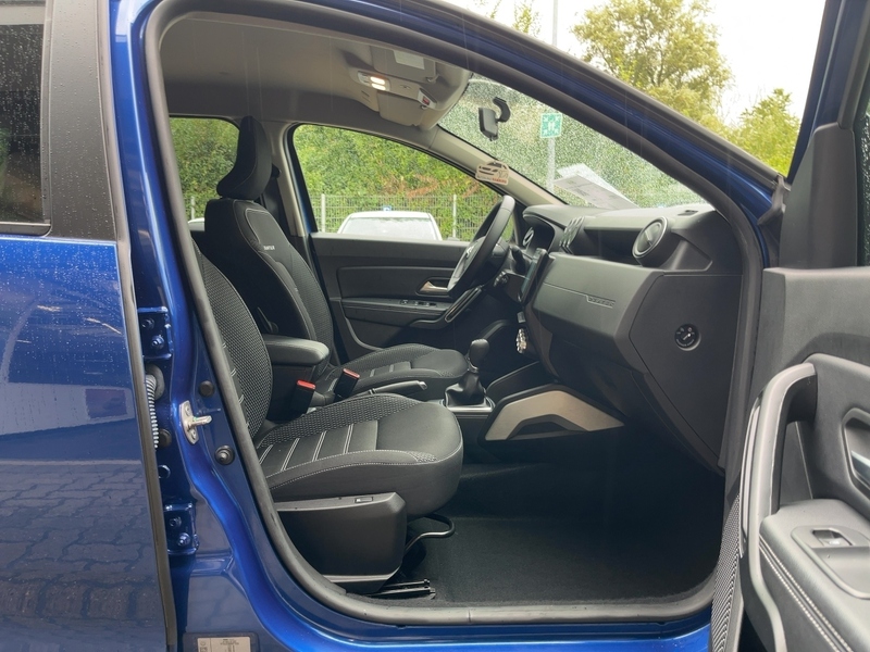 Fahrzeugabbildung Duster Prestige TCe 150 EDC 2WD+AHK+GJR+NAVI+SHZG+KAM+ Bild 11 von 15