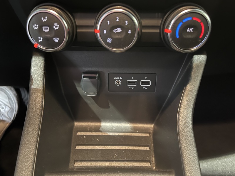 Fahrzeugabbildung Clio EVOLUTION TCe 90 PS X-tronic Bild 42 von 48