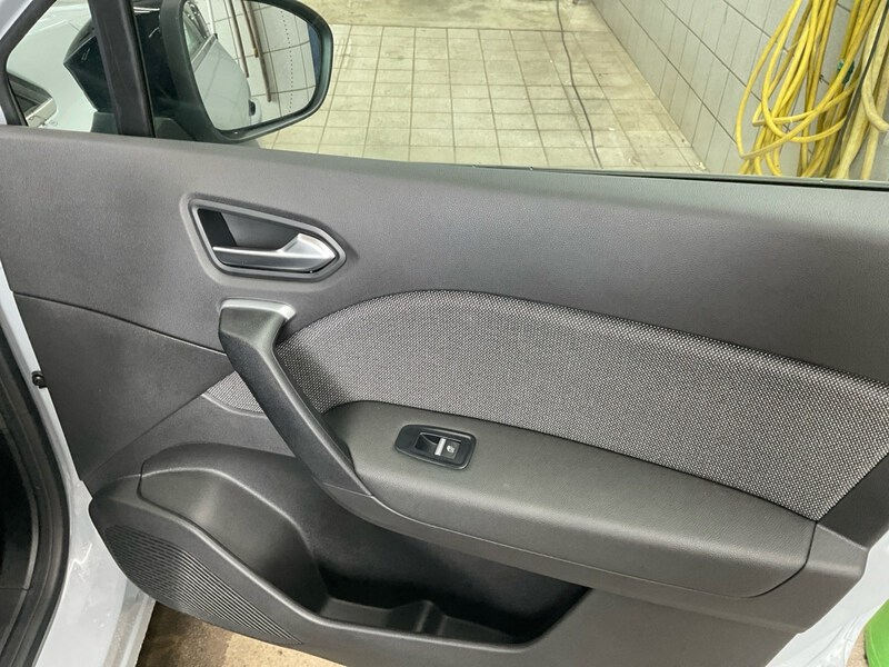 Fahrzeugabbildung Symbioz 1.8 E-TECH Full Hybrid 160 Techno Bild 17 von 17