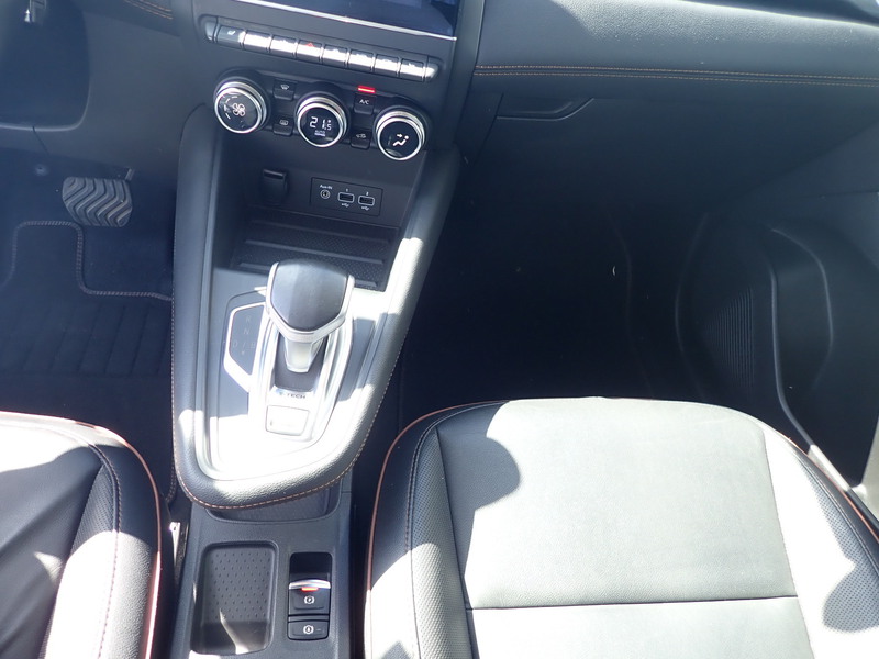 Fahrzeugabbildung Captur Initiale Paris E-TECH Plug-In 160 Bild 13 von 18