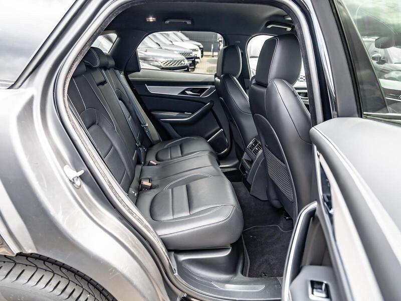 Fahrzeugabbildung F-Pace BLACK PACK WINTER PAKET Bild 8 von 20