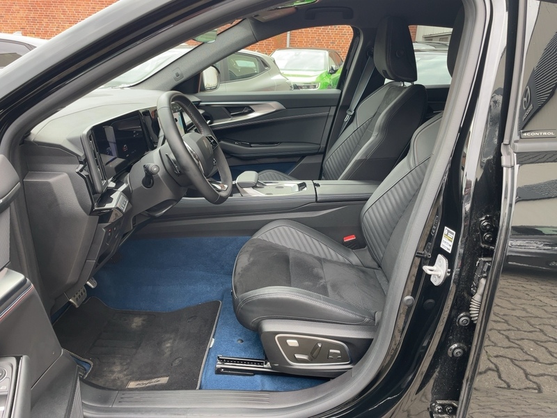 Fahrzeugabbildung Rafale 1.2 E-TECH Plug-in Hybrid 300 Atelier Alpin Bild 12 von 15