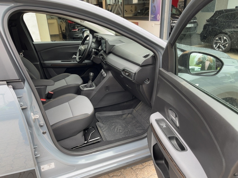 Fahrzeugabbildung Jogger Extreme TCe 110 7-Sitzer+SHZG+KAM+CARPLAY+LED+ Bild 11 von 15