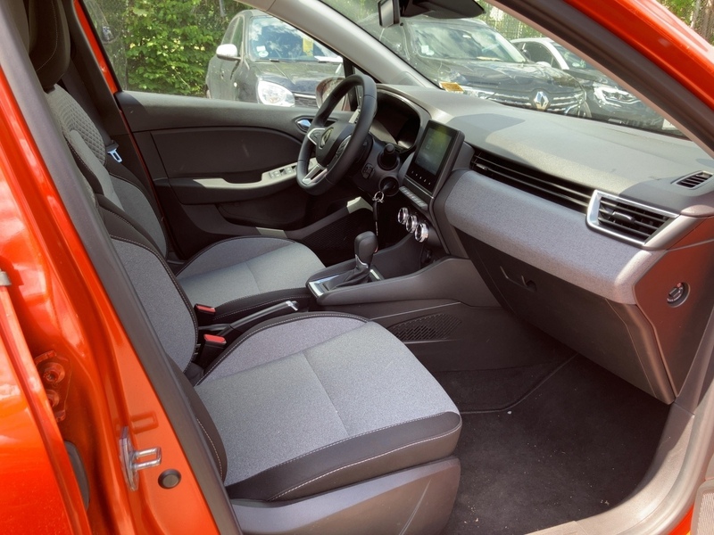Fahrzeugabbildung Clio Automatik Bild 9 von 18