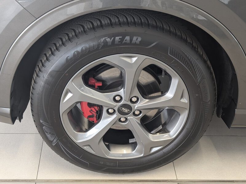 Fahrzeugabbildung Kuga 1.5 EcoBoost ST-Line X 4-Jahre FGS Bild 7 von 47