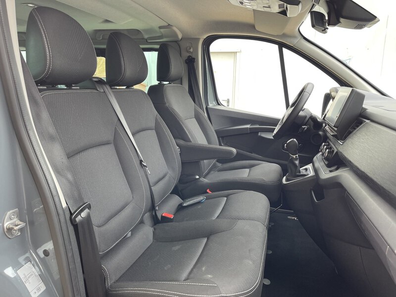 Fahrzeugabbildung Trafic Grand Combi Entry dCi 170 PS EDC Bild 11 von 41