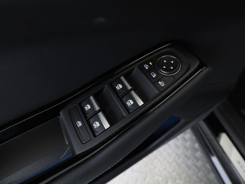 Fahrzeugabbildung Rafale 1.2 E-TECH Plug-in Hybrid 300 Atelier Alpin Bild 28 von 30
