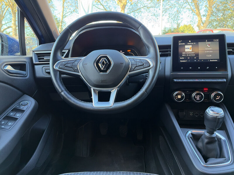 Fahrzeugabbildung Clio PDC+Kamera Sitzheizung Bild 5 von 5