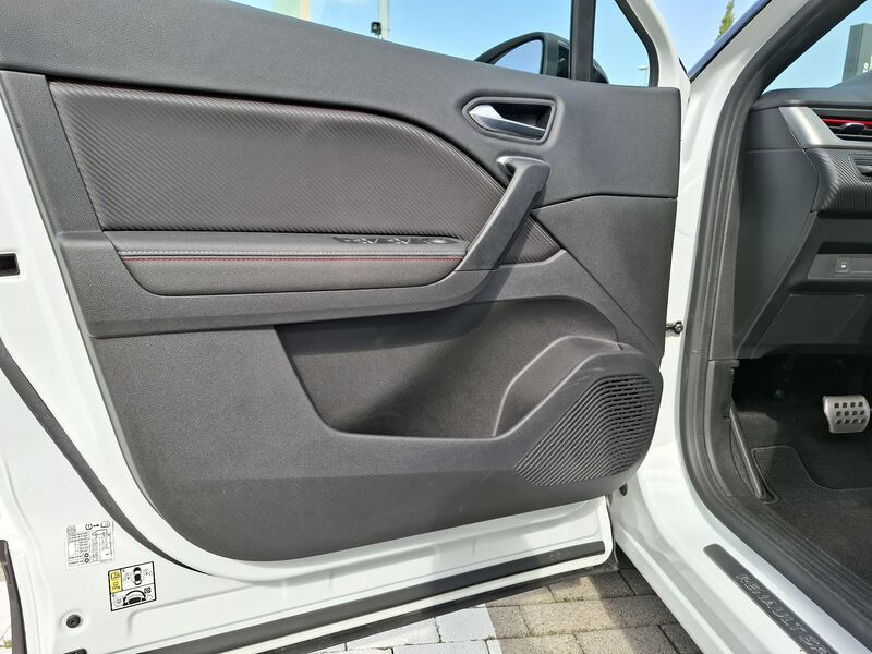 Fahrzeugabbildung Captur R.S. LINE TCe 140 EDC Bild 35 von 45