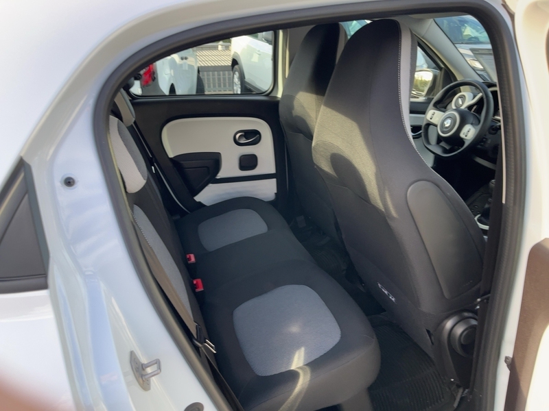 Fahrzeugabbildung Twingo SHZ Kamera Navi Bild 11 von 16