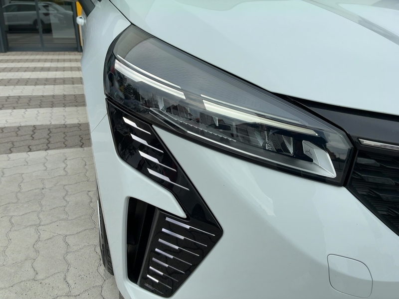 Fahrzeugabbildung Clio Allwetter+PDC+Carplay Bild 22 von 50