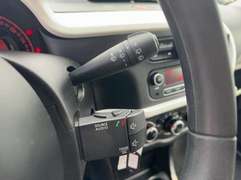 Fahrzeugabbildung Twingo ABS Fahrerairbag ESP SERVO ZV Bild 15 von 19