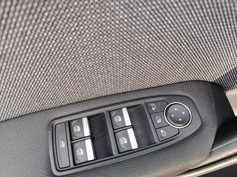 Fahrzeugabbildung Captur Techno Mild Hybrid 140 Bild 14 von 17