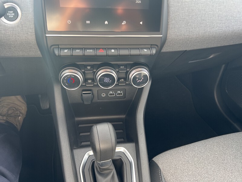 Fahrzeugabbildung Clio AHK R-Kamera Sitzheizung Metallack Bild 15 von 21
