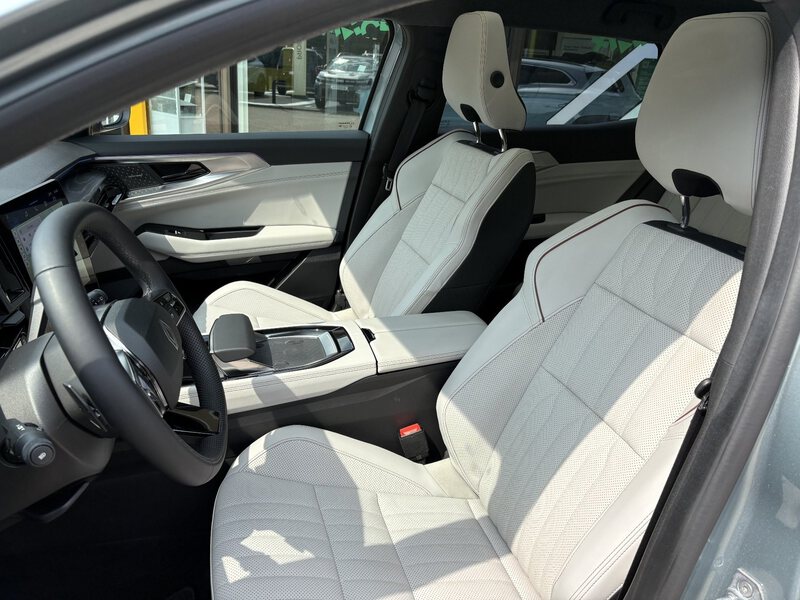Fahrzeugabbildung Espace 6 Iconic Full Hybrid Bild 7 von 13