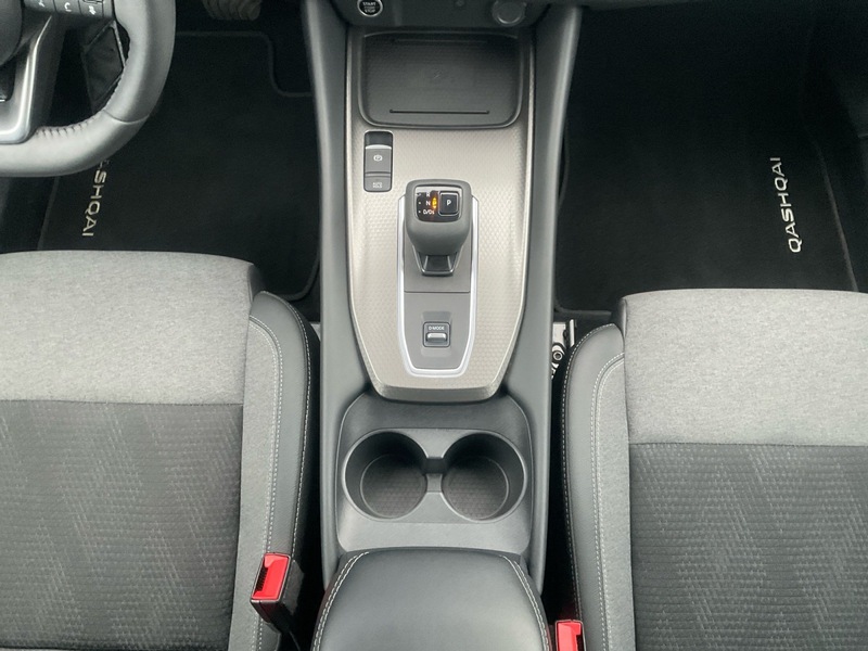 Fahrzeugabbildung Qashqai 1.3DIG-T N-Connecta /Sitzh./Navi/Kamera Bild 10 von 17