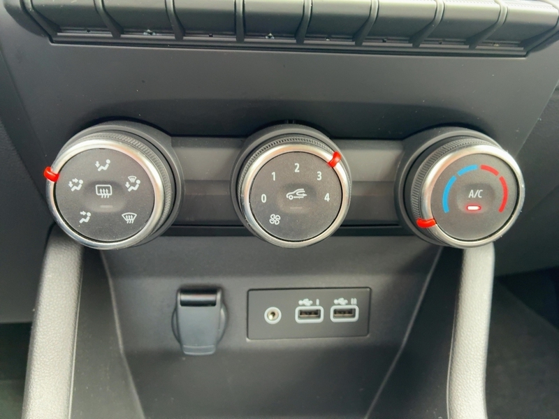 Fahrzeugabbildung Clio Allwetter+PDC+Carplay Bild 35 von 50