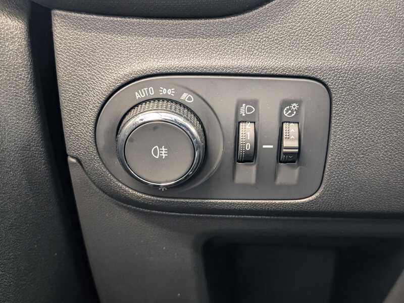 Fahrzeugabbildung Crossland 1.2 Elegance CarPlay Tempomat Bild 29 von 34