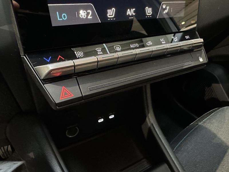 Fahrzeugabbildung Captur Evolution TCe 90 PS Bild 47 von 50