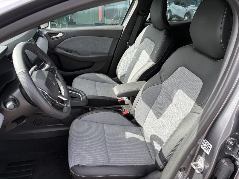 Fahrzeugabbildung Clio Full Hybrid 145 Techno Bild 7 von 10