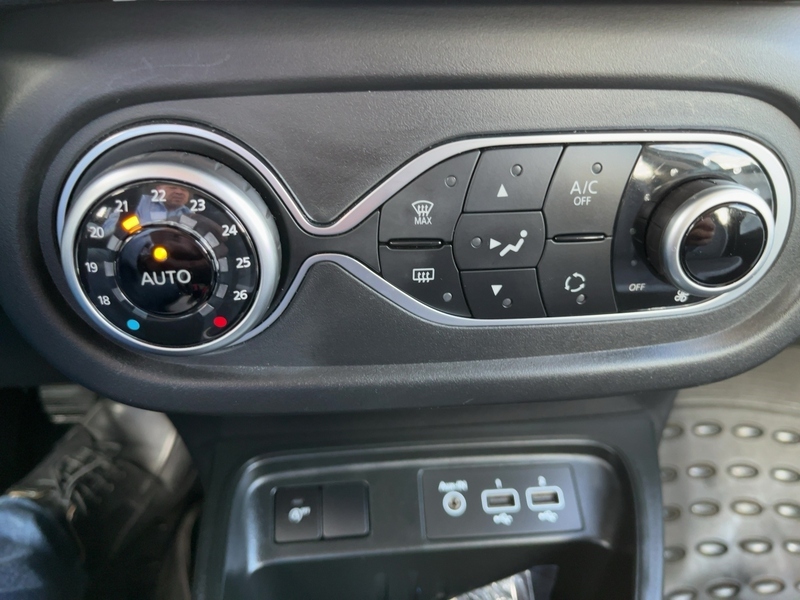 Fahrzeugabbildung Twingo SHZ Kamera Navi Bild 14 von 16