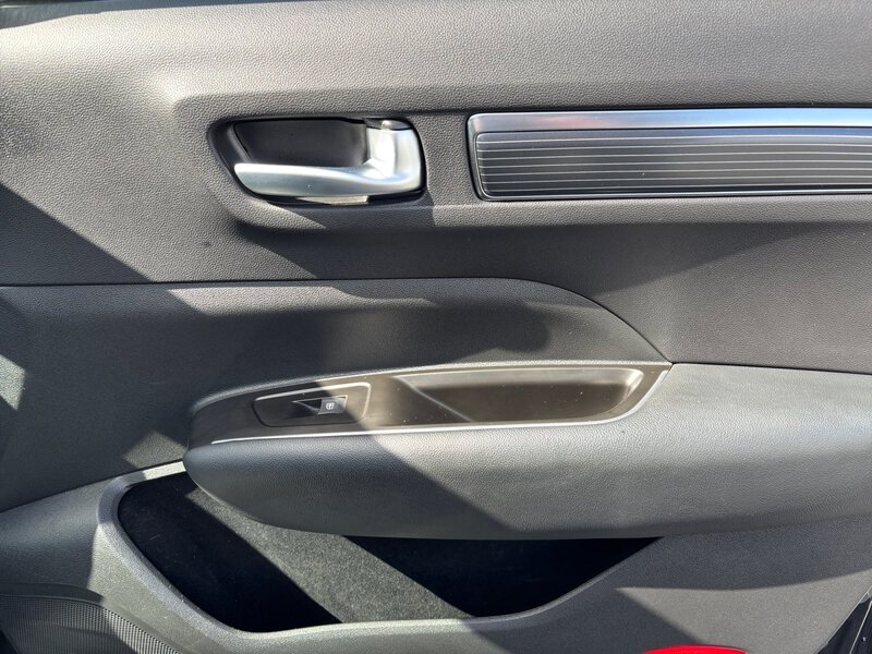 Fahrzeugabbildung Koleos Navi PDC v+h Kamera Bild 17 von 17
