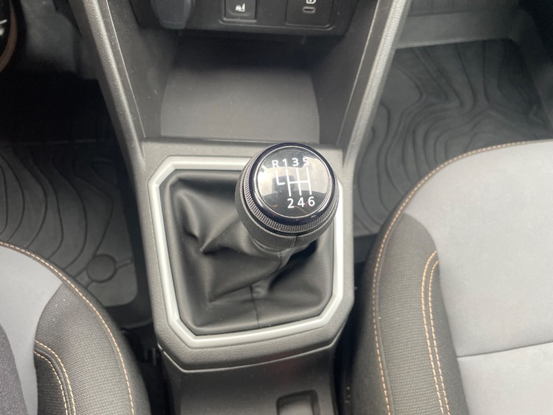 Fahrzeugabbildung Jogger +Klima+Navi+RFK+ Bild 36 von 50