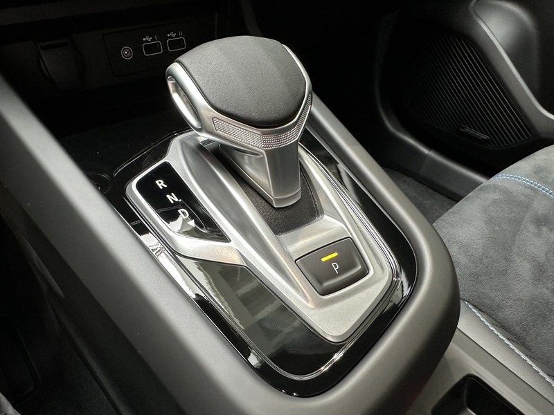Fahrzeugabbildung Arkana Esprit Alpine 160 PS EDC Mild Hybrid Bild 46 von 50