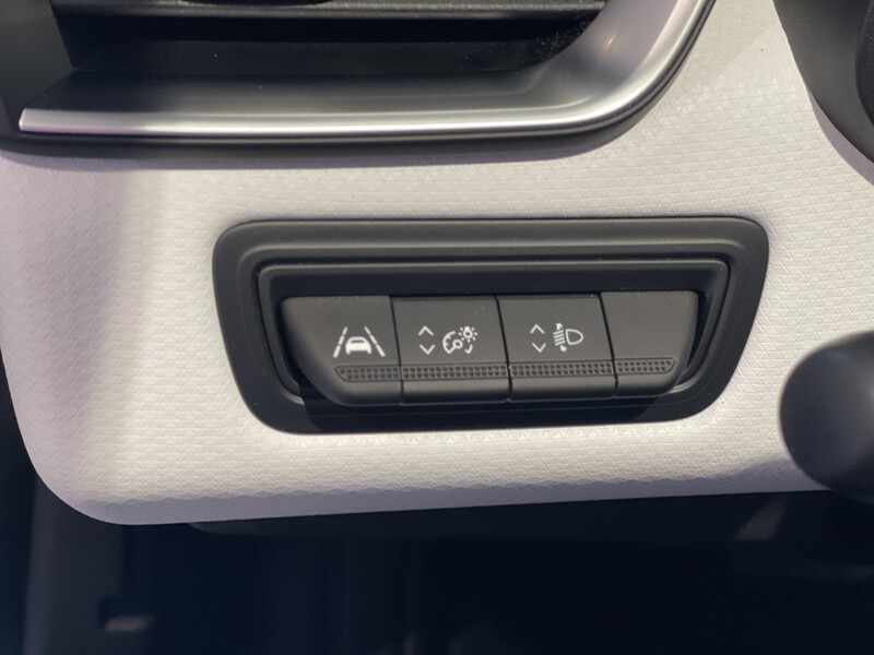 Fahrzeugabbildung Clio EVOLUTION TCe 90 PS X-tronic Bild 32 von 49