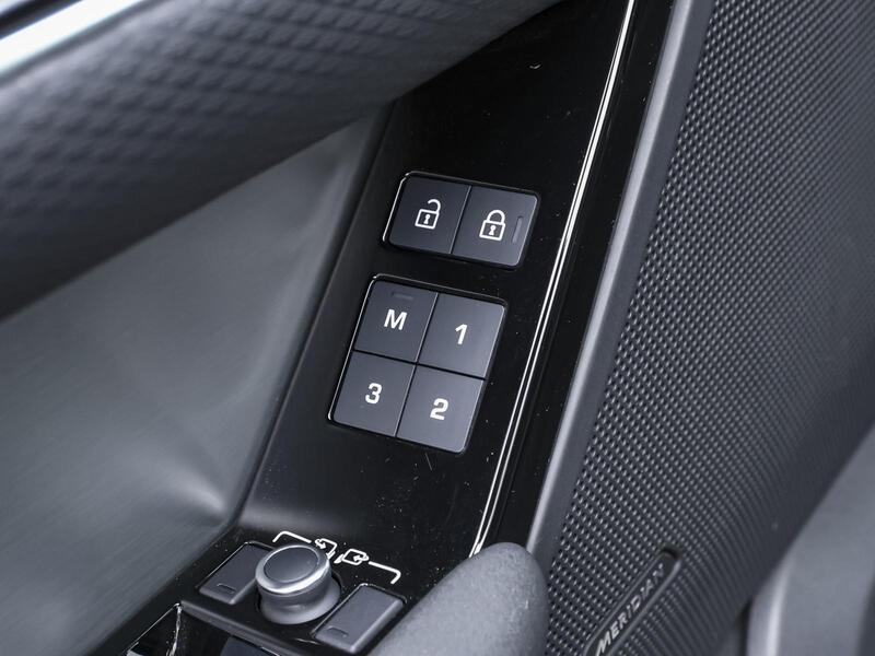 Fahrzeugabbildung Range Rover Velar BLACK PACK PANO Bild 11 von 15