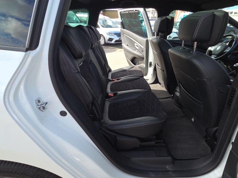 Fahrzeugabbildung Scenic Scenic IV 1.3 TCe 140 Black Edition+NAVI+KLIMA Bild 9 von 15